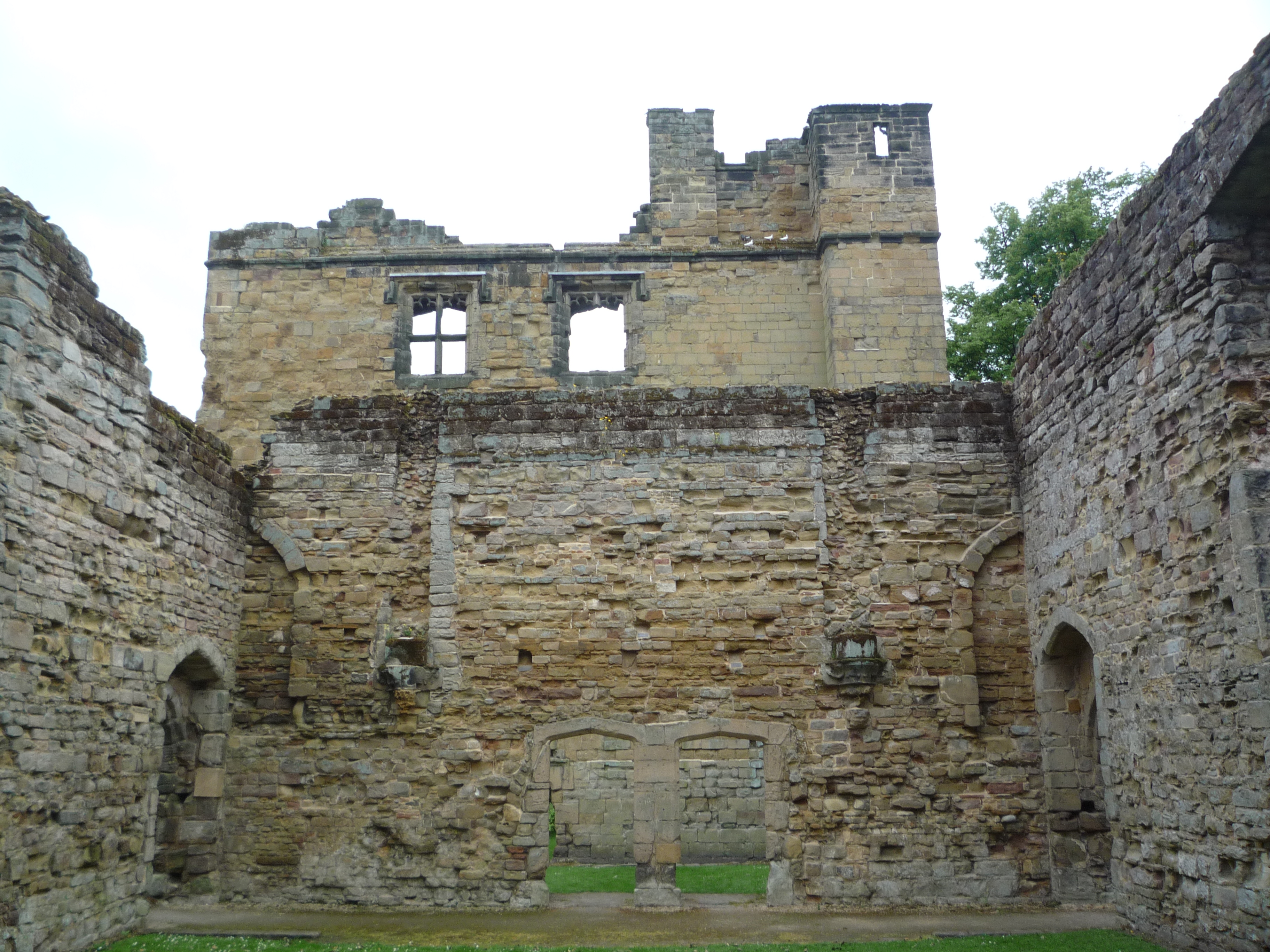 An image of Ashby-de-la-Zouch Castle