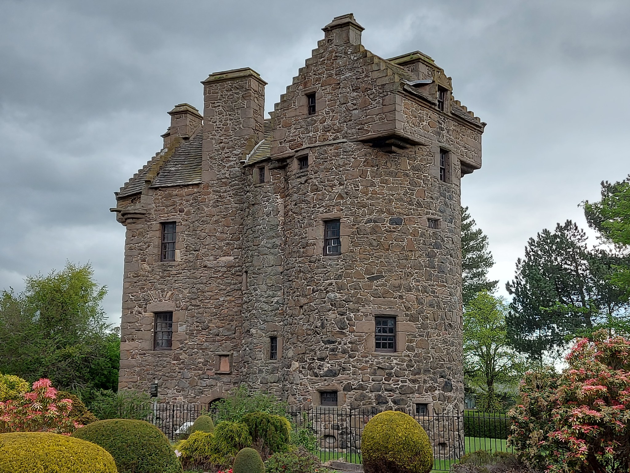 An image of Claypotts Castle