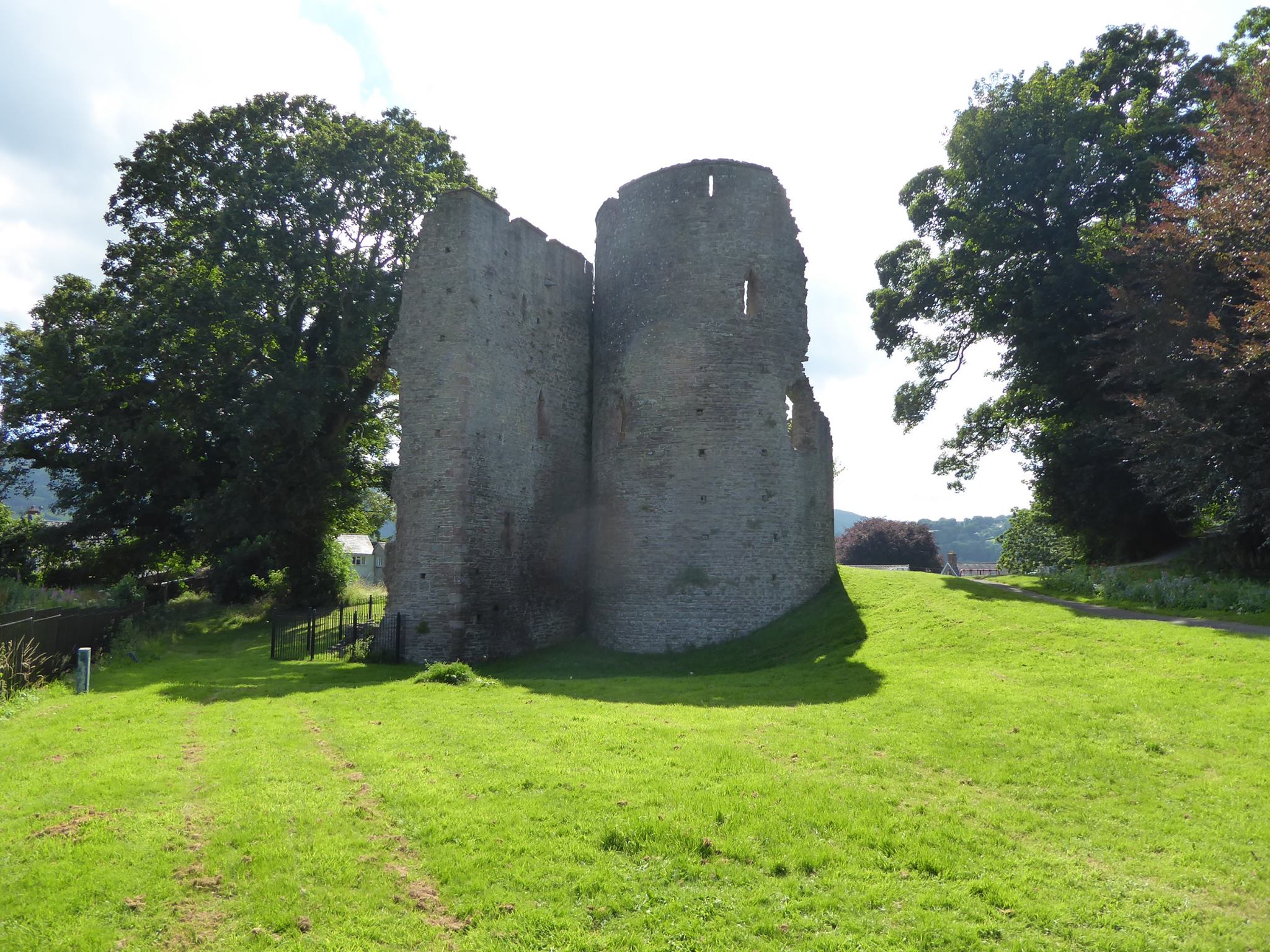 An image of Crickhowell Castle